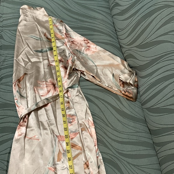 HOST PICK 🌸Floral satin like robe 1XL - Picture 9 of 9